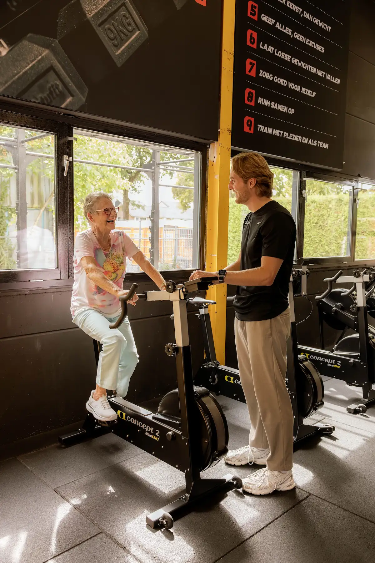 Fysiotherapeut begeleidt patiënt bij conditietraining voor hart-, vaat- en longklachten
