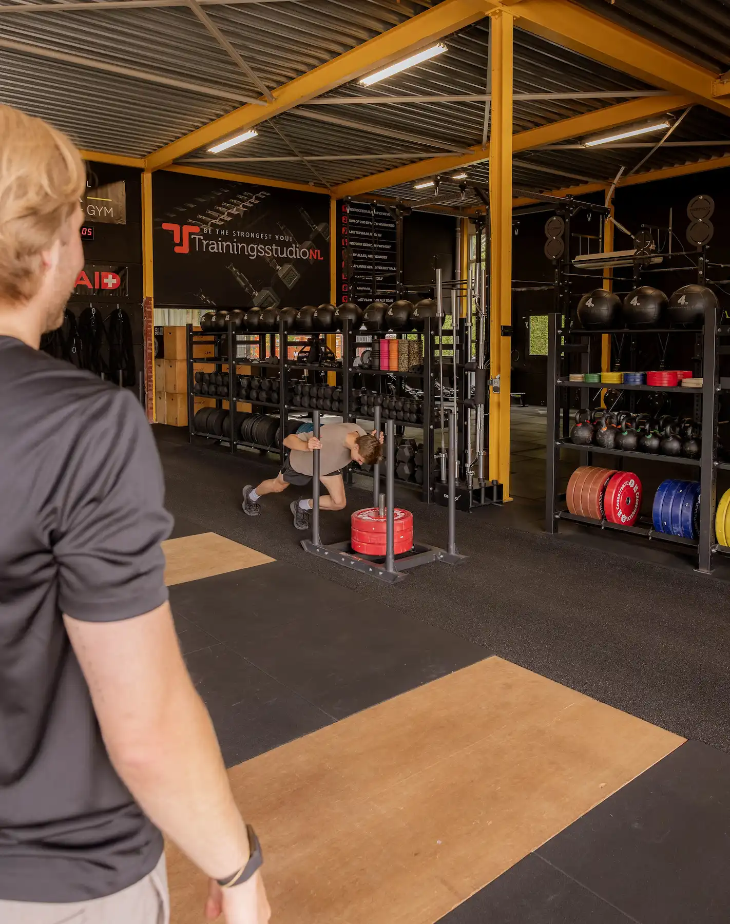 Fysiotherapeut begeleidt patiënt tijdens fysiotraining